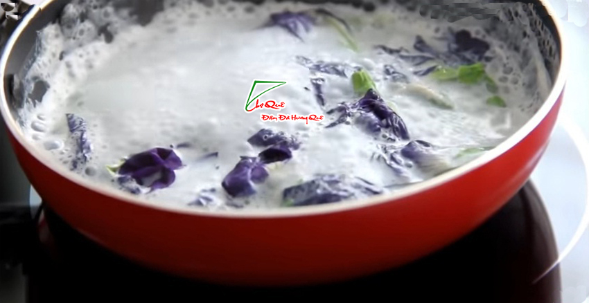 Nấu sữa với hoa đậu biếc